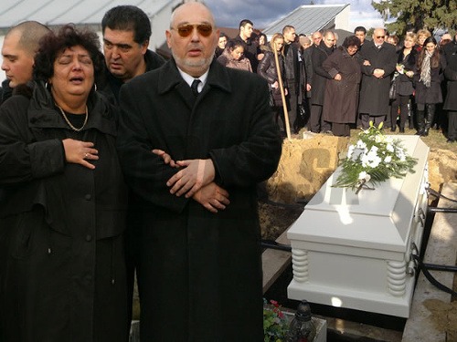 Pred spustením rakvy do hrobu sa na utrápených rodičov Petra Končeka usmialo slnko. 