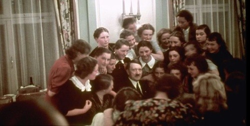 Hitler v obklopení dievčat