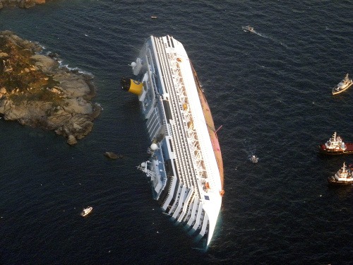 V piatok trinásteho stroskotala obrovská luxusná loď Costa Concordia