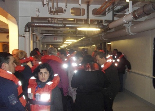 Záber z paluby lode pri evakuácii