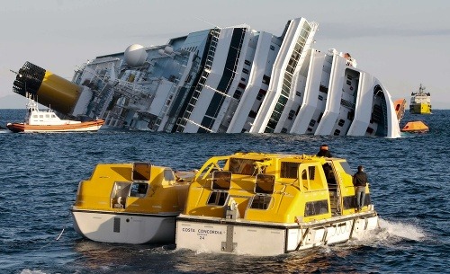 Prevrátená loď Costa Concordia po stroskotaní