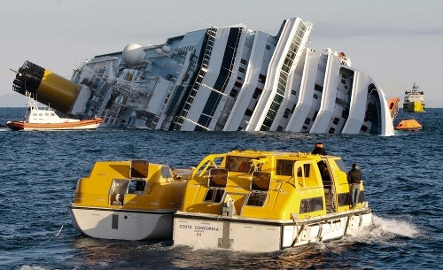 Naklonená loď Costa Concordia