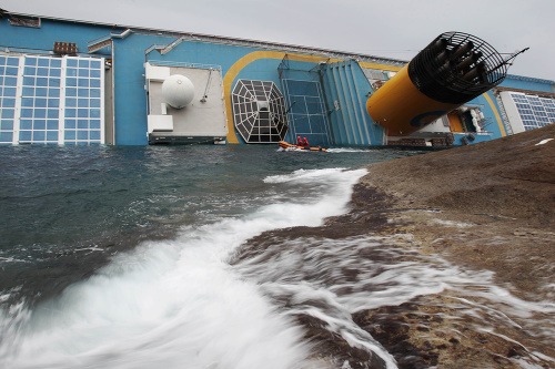 Costa Concordia skĺzla o pár centimetrov, potápačov evakuovali