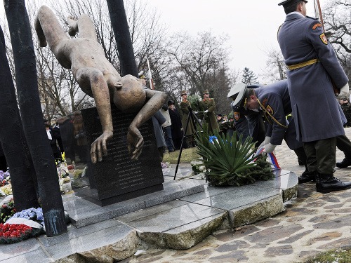 Pietna spomienka na obete leteckého nešťastia, ktoré sa stalo 19. januára 2006 pri maďarskej obci Hejce