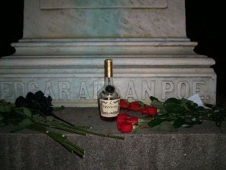 Tajomný návštevník nechával každý rok na hrobe Poea ruže a koňak