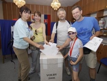 Volebné preukazy si vybavujú aj turisti