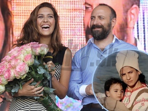 Bergüzar a Halit v seriáli prepožičali svojho syna Aliho inej žene. 