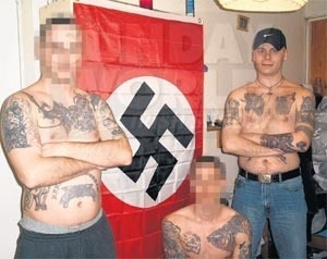 Mižák (napravo) spolu so svojimi nacistickými kamarátmi