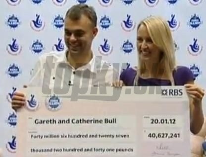Gareth a Cathrine pri odovzdávaní výhry