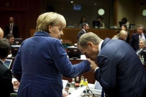 Tusk sa skláňa pred Merkelovou a bozkáva jej ruku