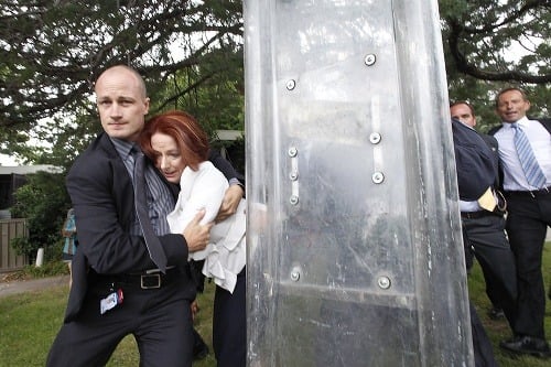 Bodyguard odprevadil Gillardovú až do auta
