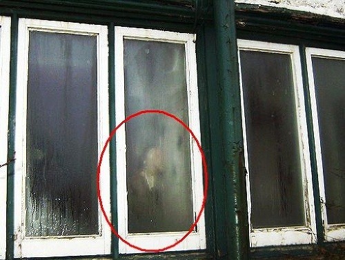 Syn ženy tvrdí, že v okne je naozaj jej duch