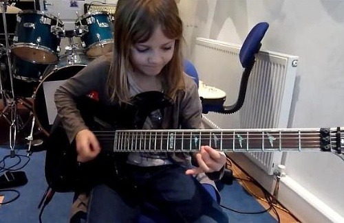 Zoe je skvelá gitaristka