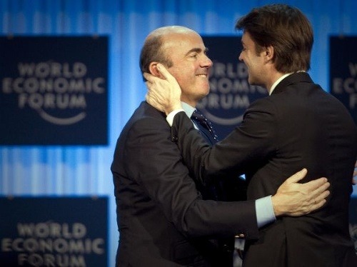 Francúzsky minister financií Francois Baroin (napravo) objíma svojho španielskeho kolegu Luisa de Guindos Jurada