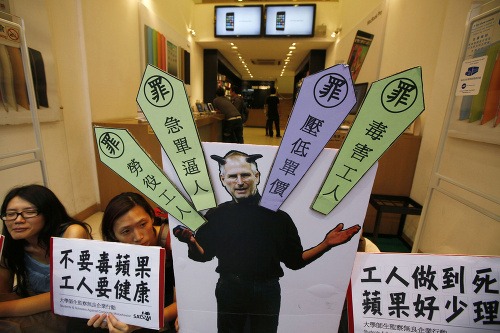Číňania protestovali proti podmienkam vo fabrikách, Jobsa zobrazili ako čerta.