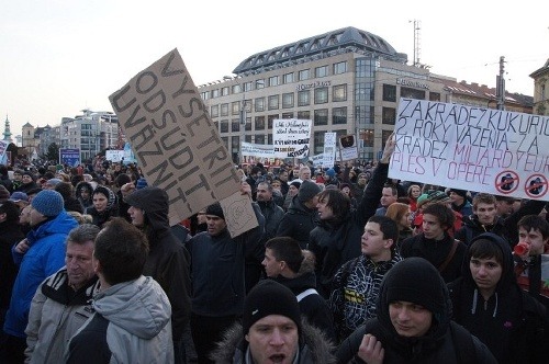 V uliciach Bratislavy protestovali tisíce demonštrantov