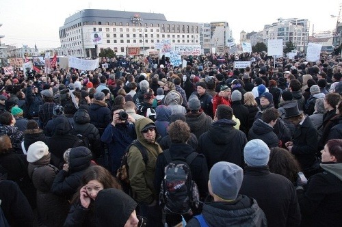 Demonštranti na bratislavskom Hodžovom námestí