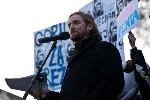 Tom Nicholson počas protestu v Bratislave