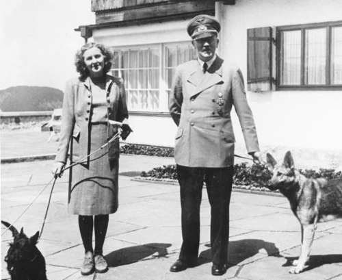 Eva Braunová a Adolf Hitler na Berghofe
