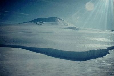 Jazero Vostok leží pod niekoľkokilometrovou vrstvou ľadu