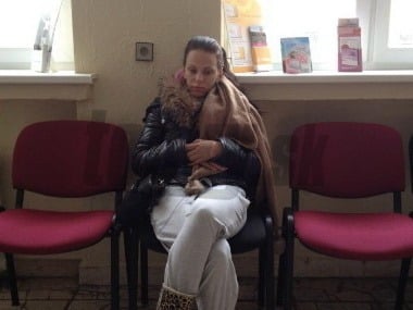 Tehotná Balúchová v gynekologickej ambulancii s rukami na brušku.