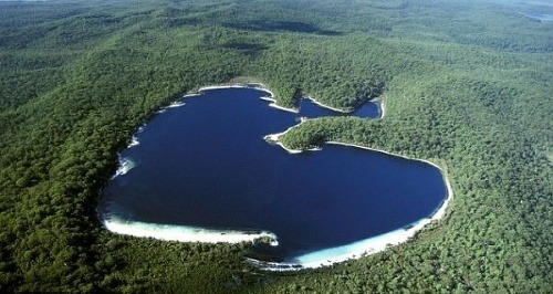 Jazero McKenzie na ostrove Fraser na východnom pobreží Austrálie