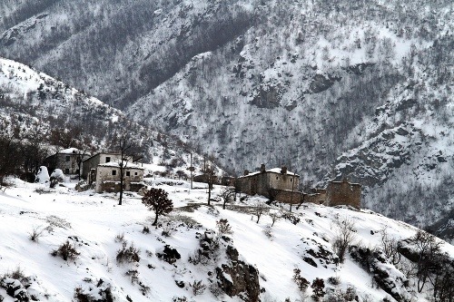 Pohľad na zasneženú dedinku v Albánsku