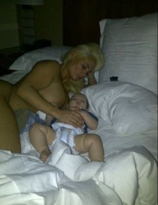 Silikónová modelka Coco si do postele ľahla s malým synovcom úplne nahá.