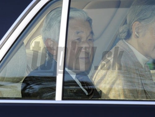 Japonský cisár Akihito na ceste do nemocnice