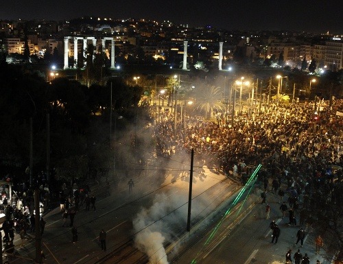Pre úsporné opatrenia vypukli v Aténach nepokoje