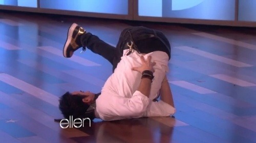 Justin Theroux tancuje breakdance v televíznej šou.