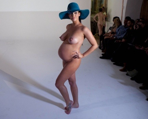 Britániu šokovala prehliadka s nahými modelkami - vrátane jednej tehuľky.