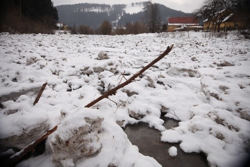 Ľadochody hromadiace sa na rieke Kysuci 