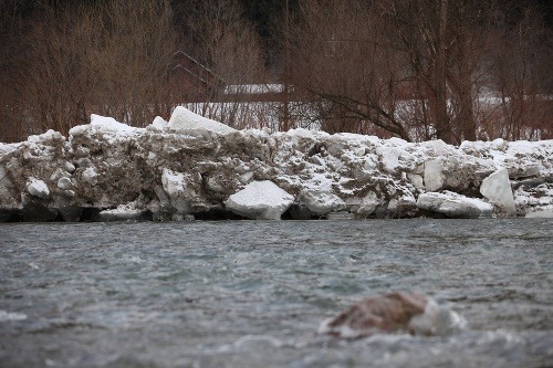 Naplavené kusy ľadu na Kysuci 