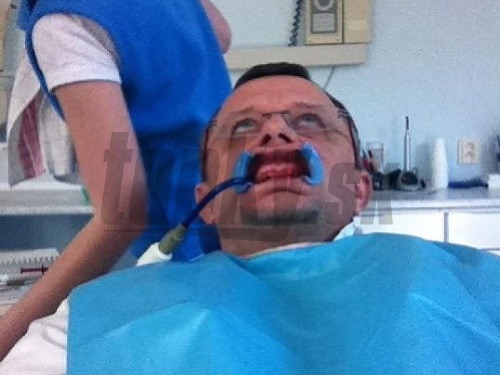Vilo Rozboril u zubára zachytený v nelichotivej podobe.