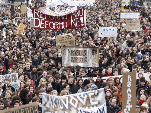 Tisíce študentov v Prahe protestovali proti reforme vysokých škôl