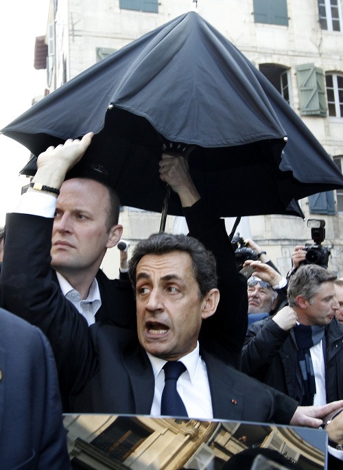 Sarkozy sa pred vajíčkami kryl dáždnikom