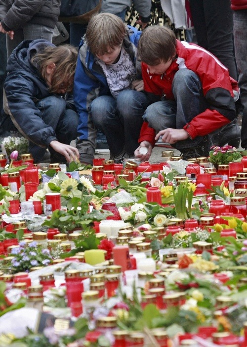 Študenti po tragédii pálili sviečky