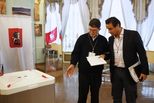 Tonino Picula a Roberto Montella z OBSE skúmajú volebnú miestnosť