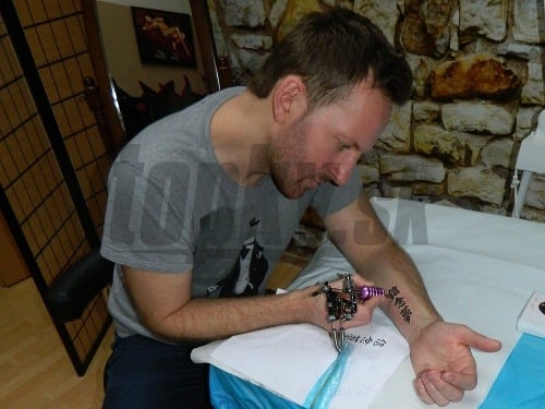 Miro Jaroš sa na svojom tetovaní podieľal. 