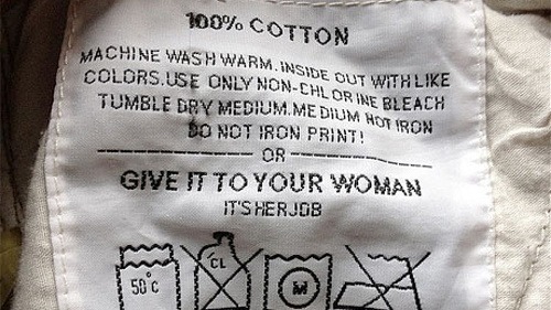 Pranie je práca pre ženu, píše sa na štítku
