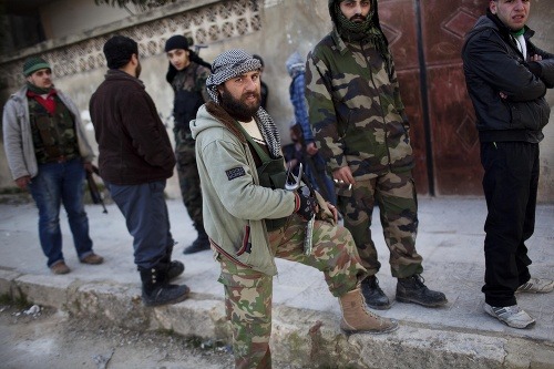 Bojovník sýrskej armády počas útoku proti vládnym jednotkám v Idlib