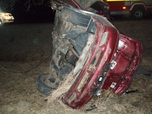 Auto skončilo na boku, pasažieri neprežili