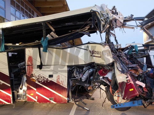 Náraz autobus úplne zdeformovala