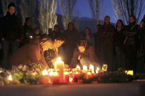 Zapálené sviečky na pamiatku obetí autobusového nešťastia