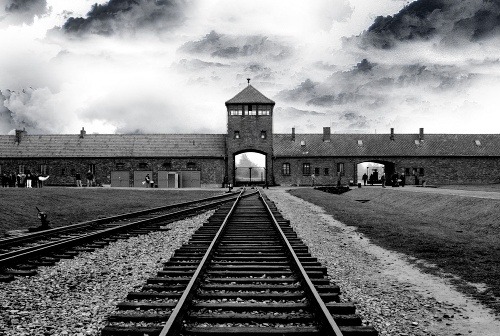 Vstupná brána do Auschwitzu - Birkenau.