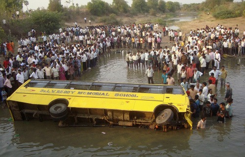 Autobus sa zrútil do rybníka