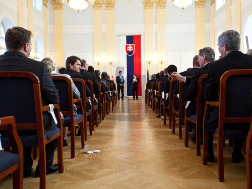 Novozvolení poslanci si dnes prevzali osvedčenie o zvolení do Národnej rady Slovenskej republiky.