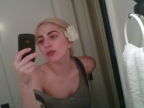 Lady Gaga fanúšikom odhaľuje svoje súkromie prostredníctvom Twitteru.
