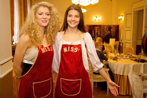 Finalistky Júlia Kollarová a Dominika Tóthová ako víťazný tím súťaže prípravy večere pre novinárov.